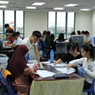 QS Practice II students involved in group work at JKR Sibu office on 7 Nov 2018